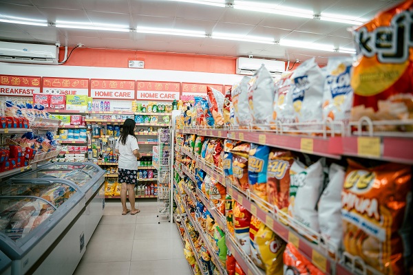 The snack section of the supermarket is filled with flexible packaging and the daily necessities section is filled with rigid packaging.