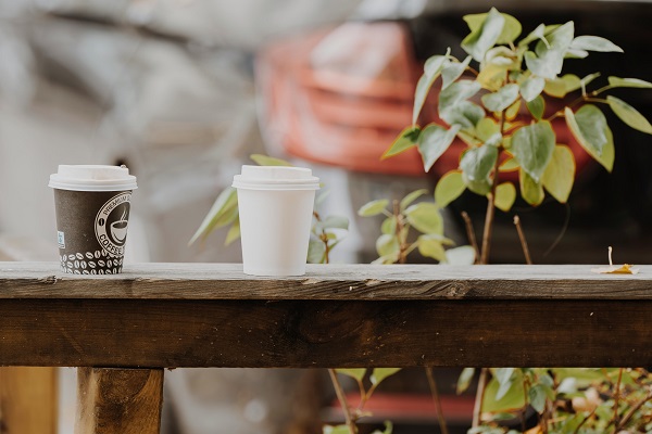 The bagasse coffee cup with lid is placed in the corridor.