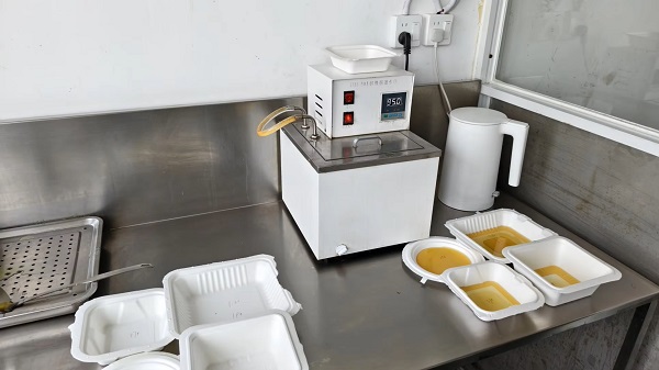 Sumkoka Conducts an Oil Immersion Test on Sugarcane Bagasse Cups.jpg