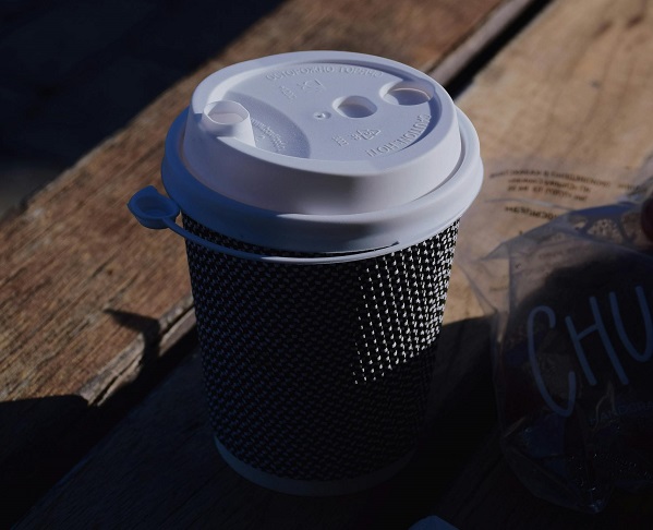 Disposable coffee cups with Spill-Proof Lids.