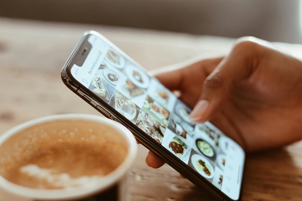 Customers browse restaurant reviews on the platform before ordering.