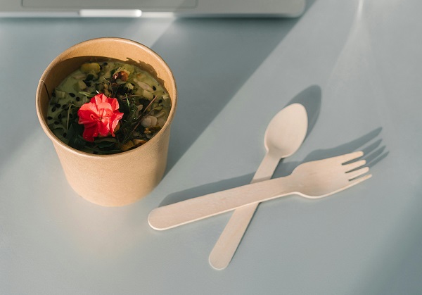 Paper food containers and sustainable cutlery.