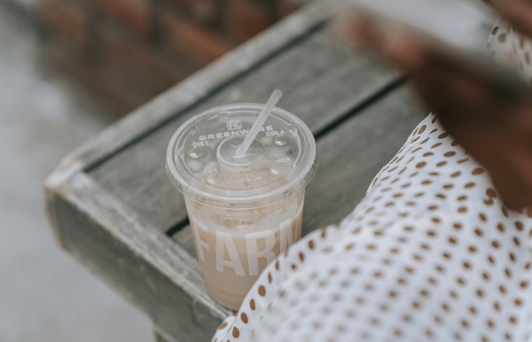 Disposable plastic cups with flat lid