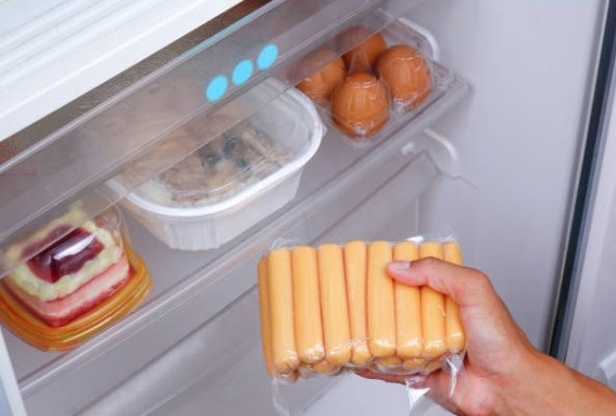 Food packages of various materials are kept in the refrigerator.