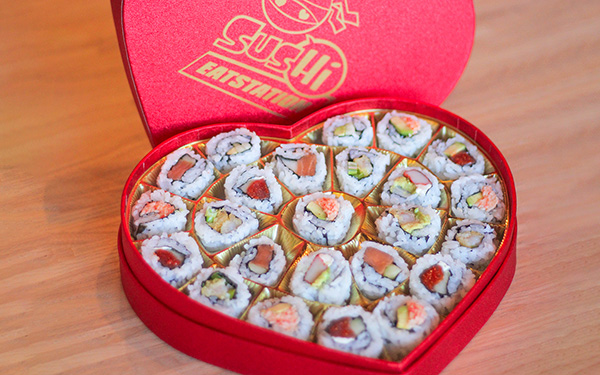 A heart shaped food container box with removable telescope top