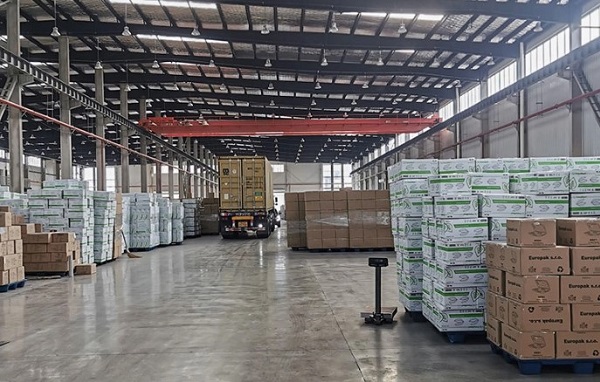 Sustainable food packaging in the warehouse.