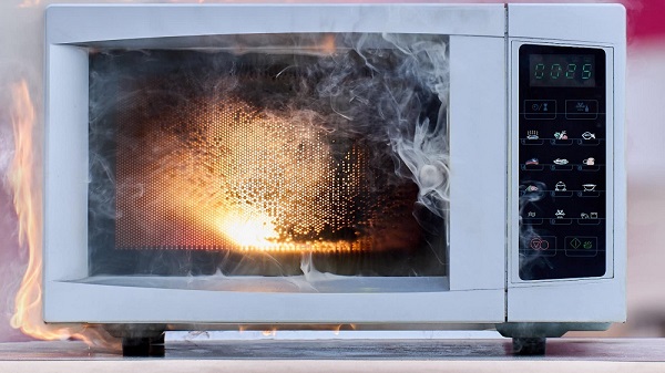Plates with metal catches microwave ovens on fire