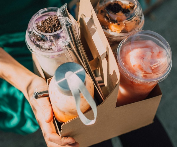 Paper cup holders for transporting smoothies and milk teas