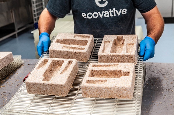 A worker is making mushroom packaging.